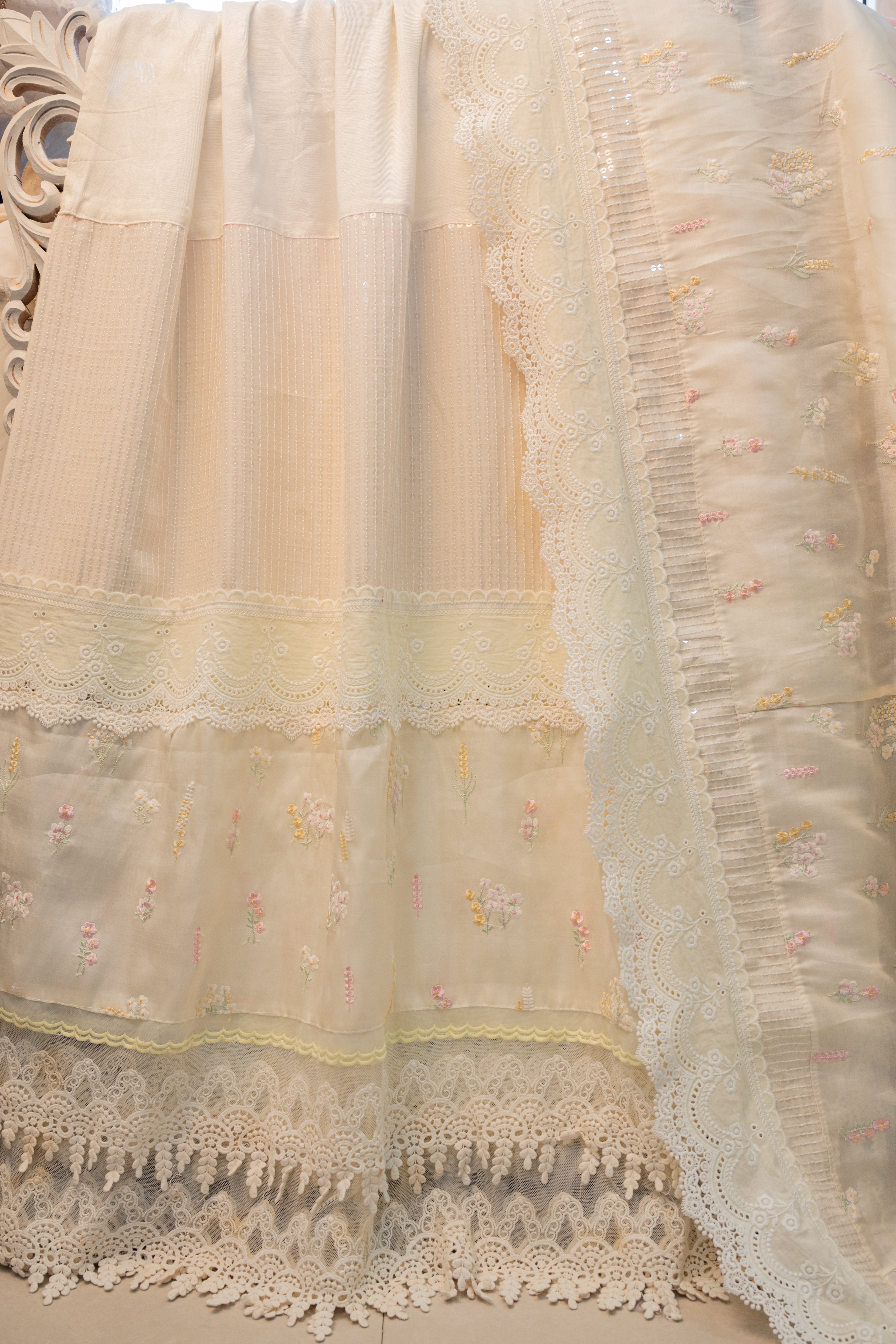 The Vintage Ivory Wildflower Rida