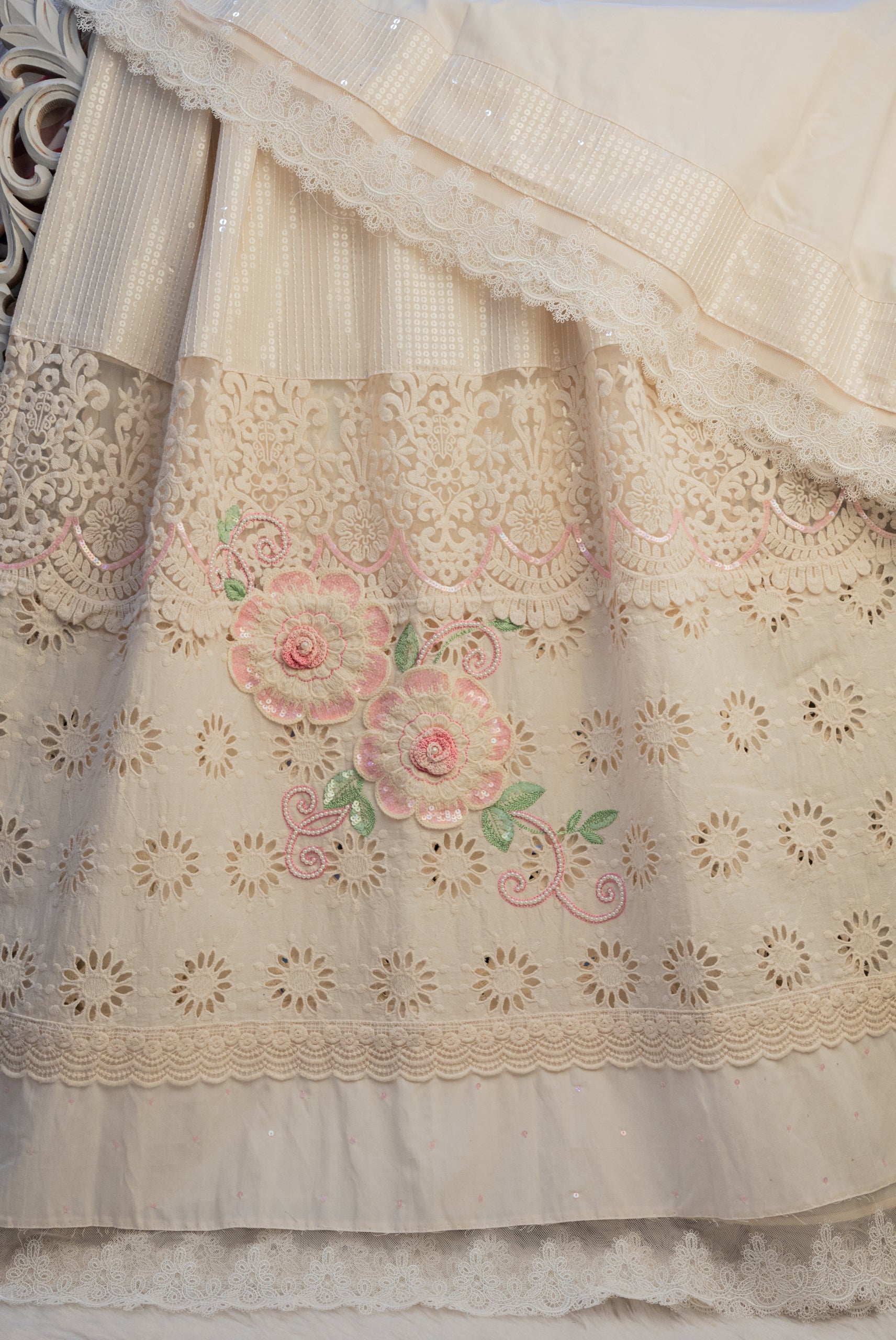 The Vintage Cream Crochet Blossom Rida