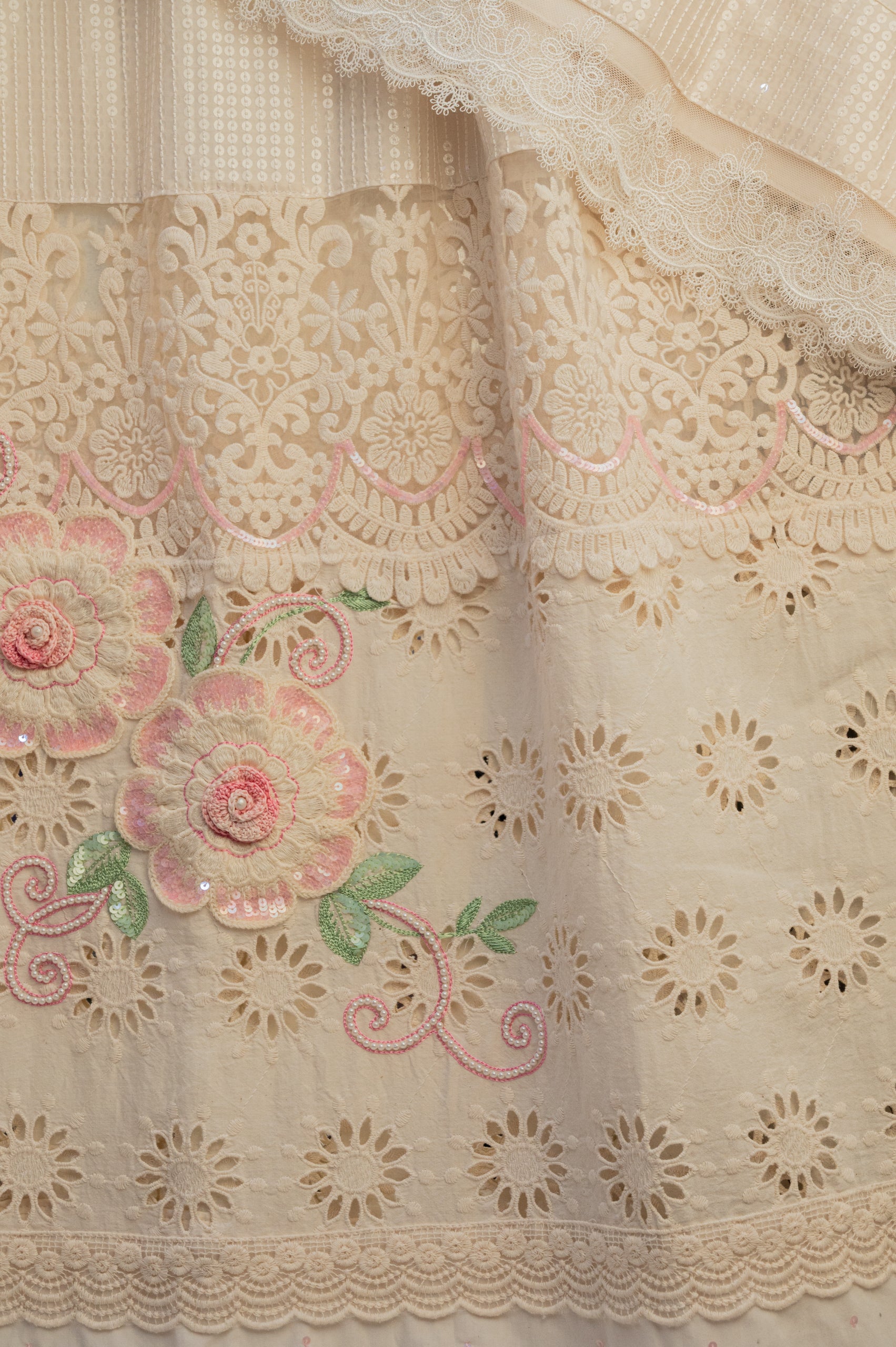 The Vintage Cream Crochet Blossom Rida