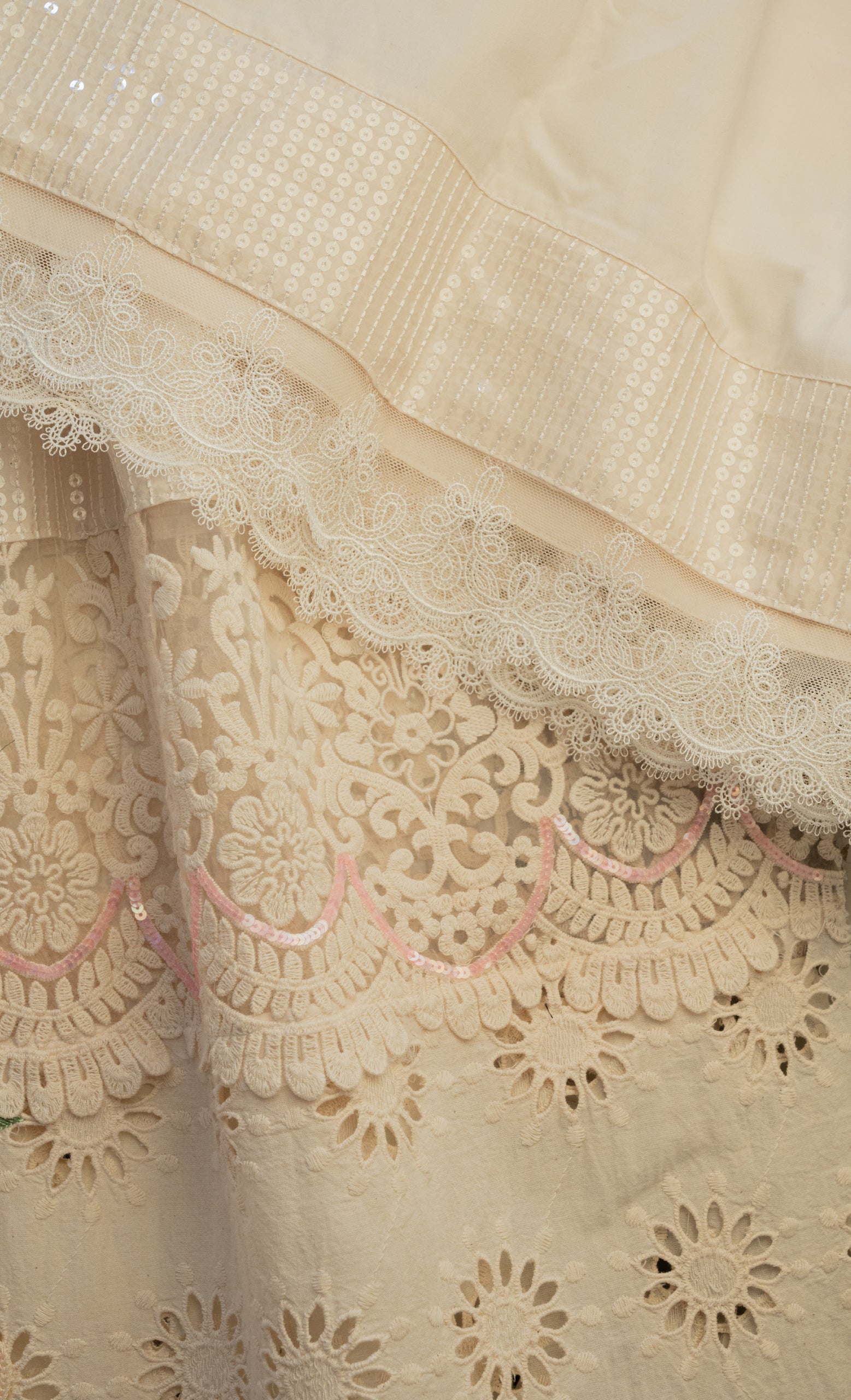 The Vintage Cream Crochet Blossom Rida
