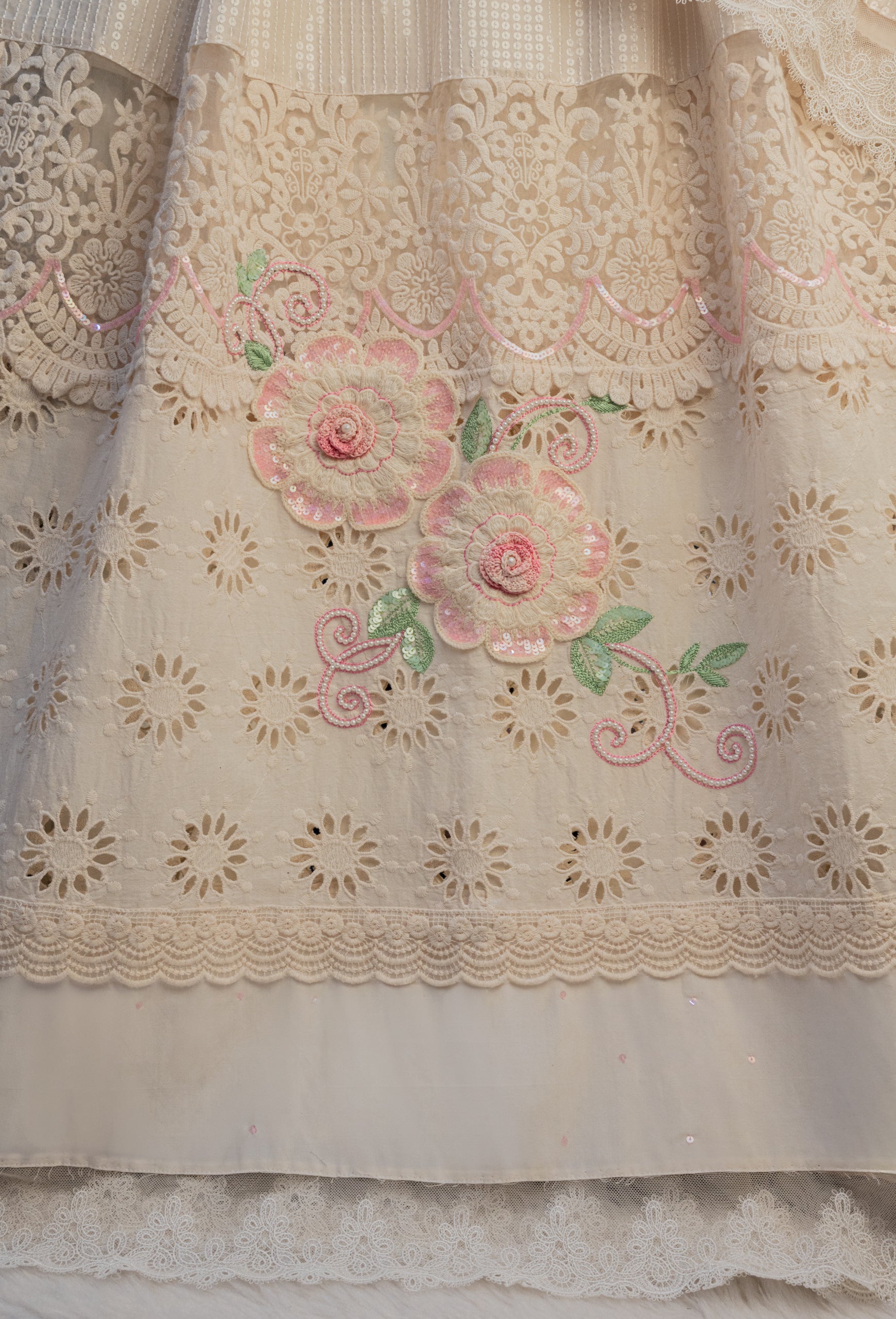 The Vintage Cream Crochet Blossom Rida