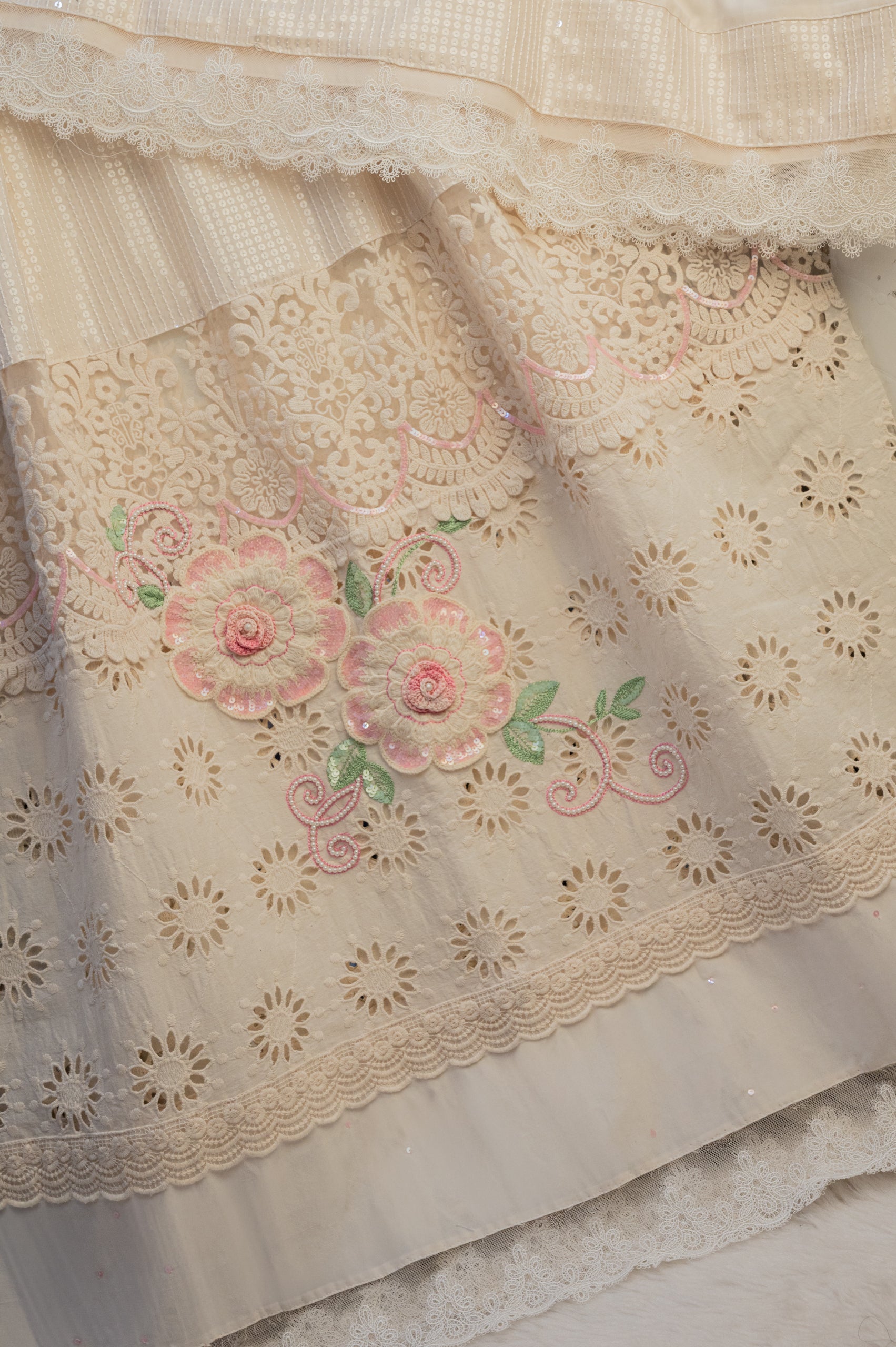 The Vintage Cream Crochet Blossom Rida