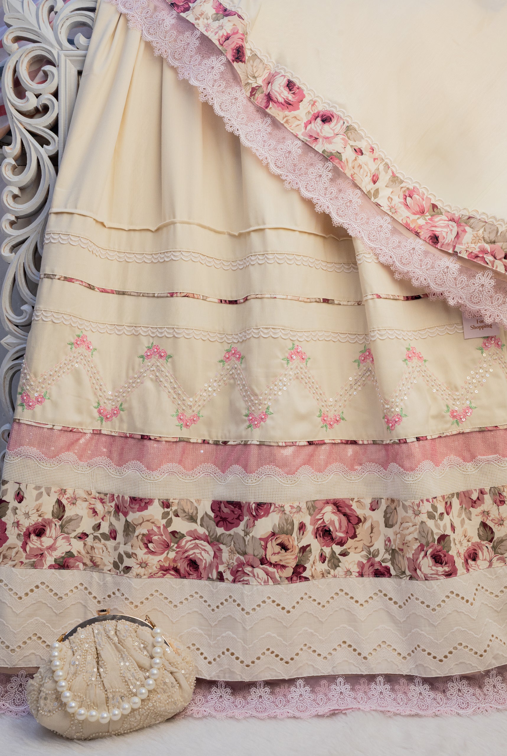 The Vintage Rose & Pearl Chevron Rida