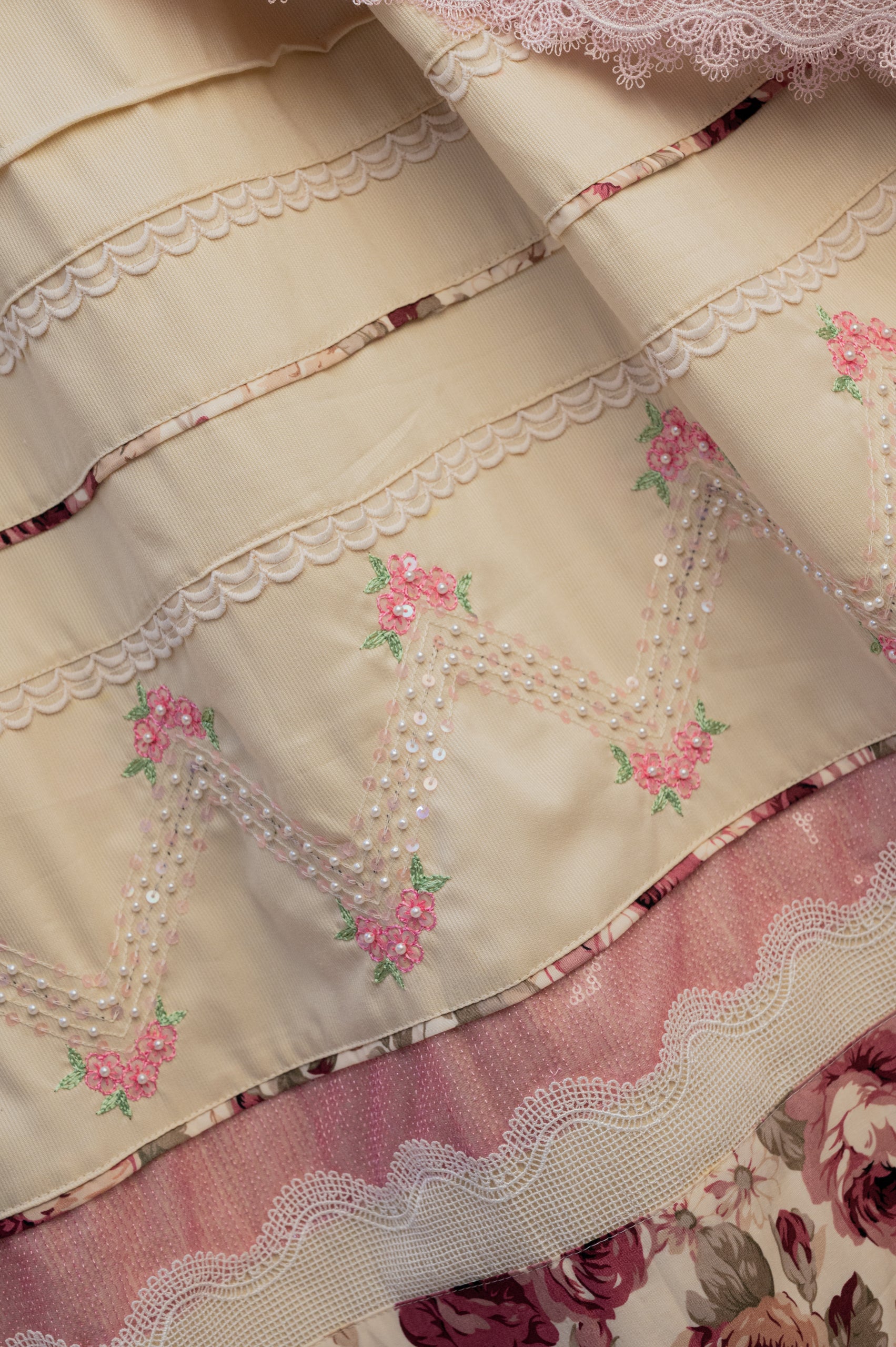 The Vintage Rose & Pearl Chevron Rida
