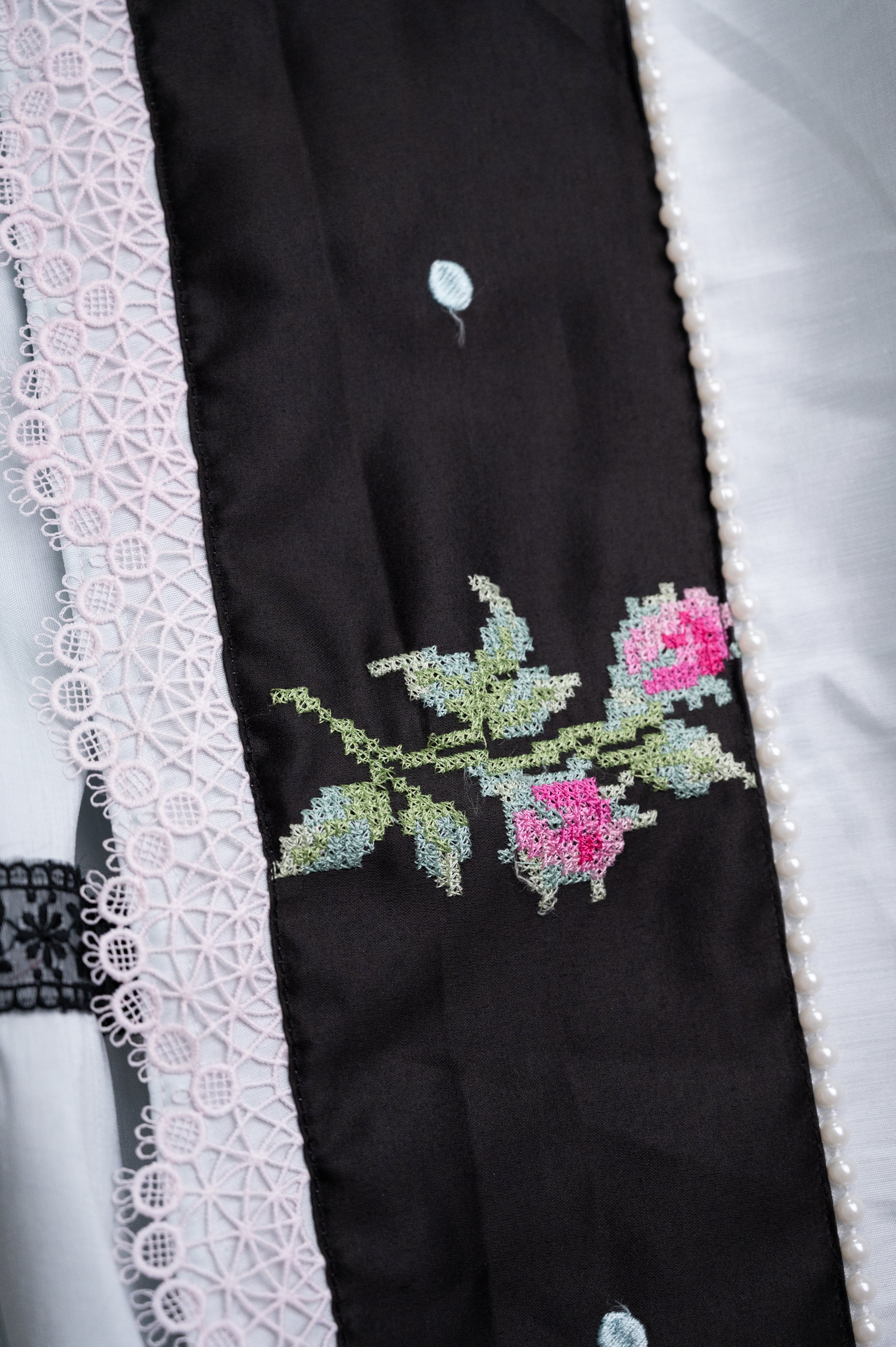 Vintage Noir & Blossom Rida