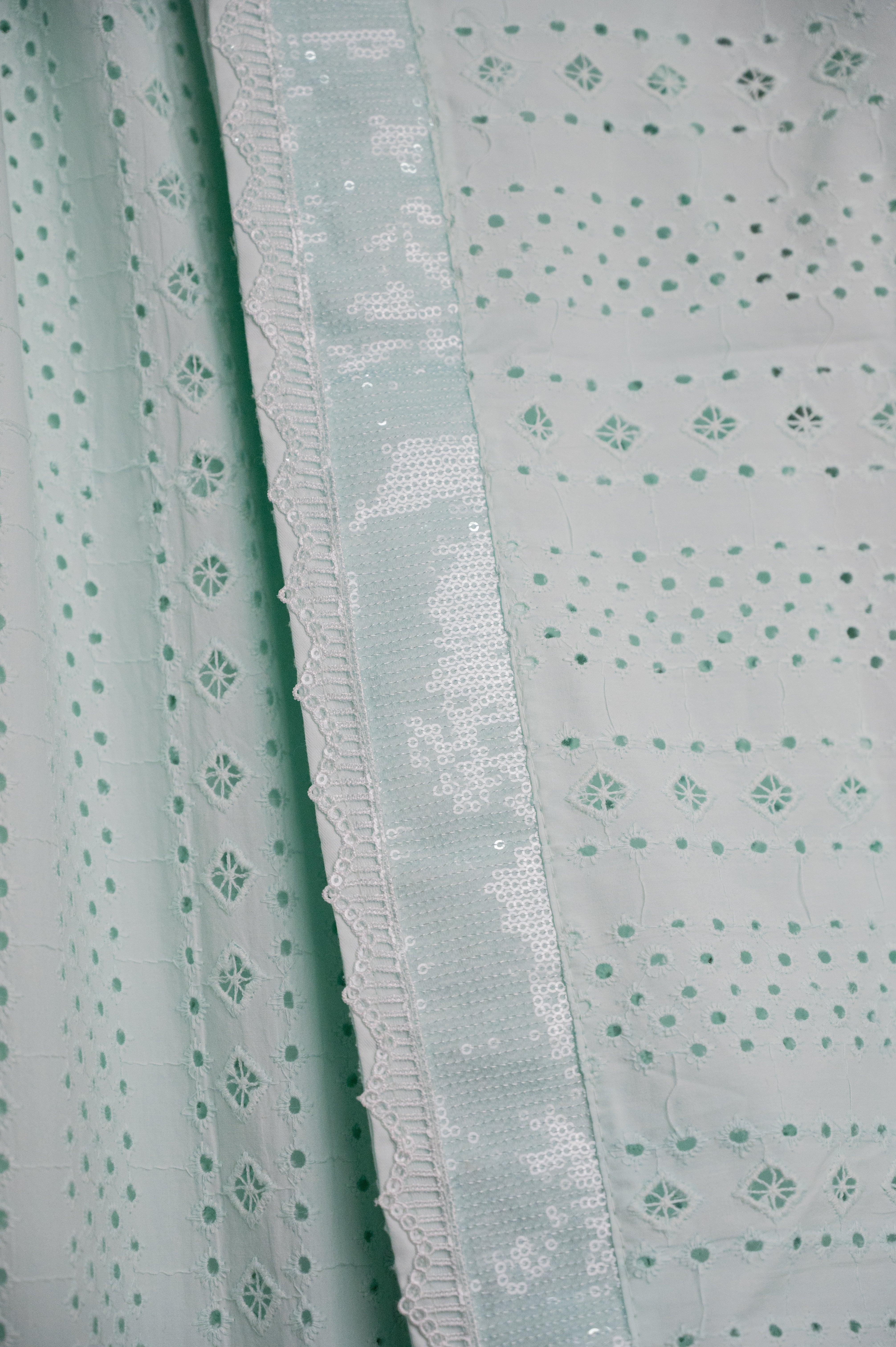 Cutwork mint Blossom Rida