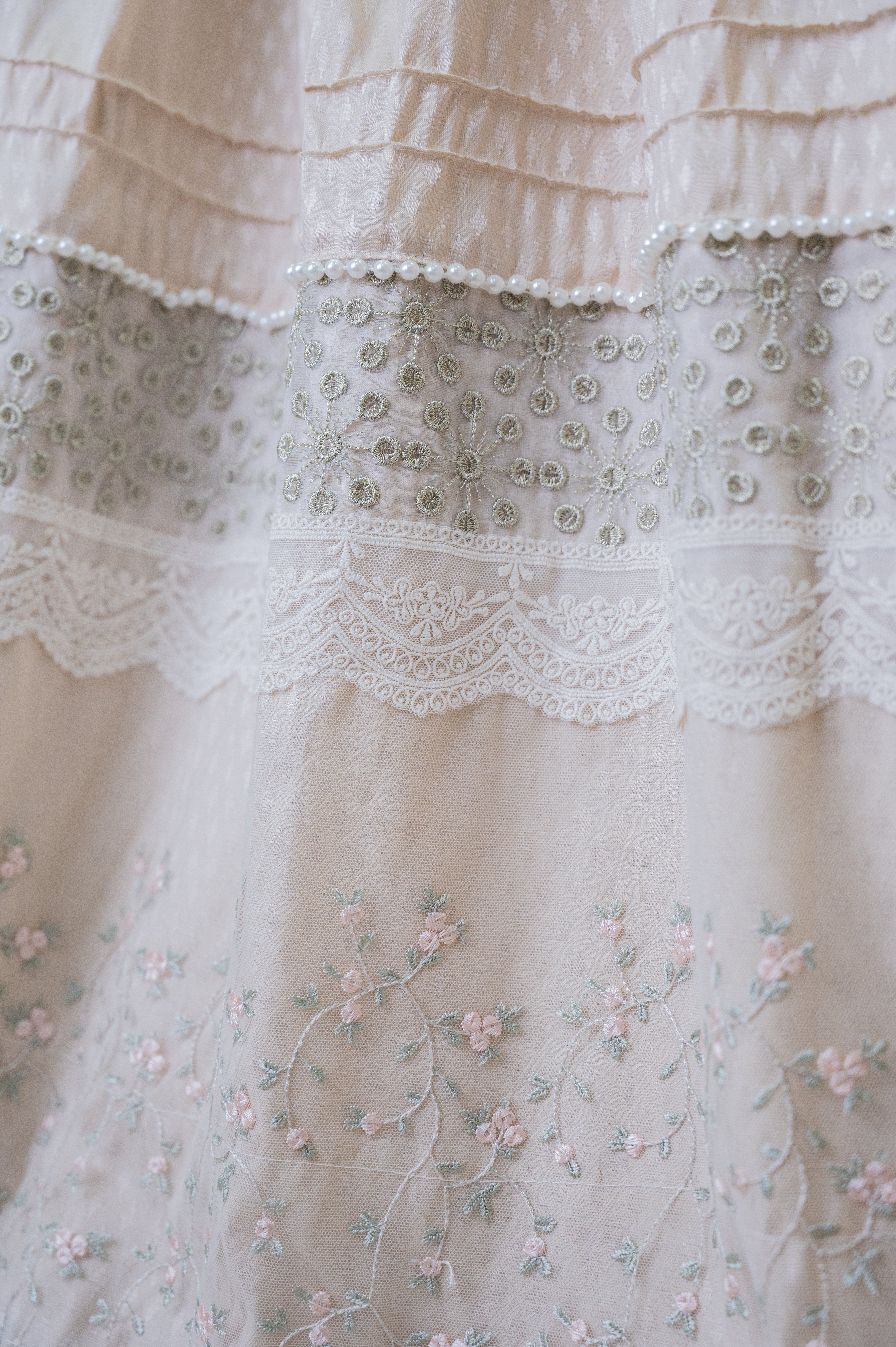 The Pearl & Vine Tapestry Rida