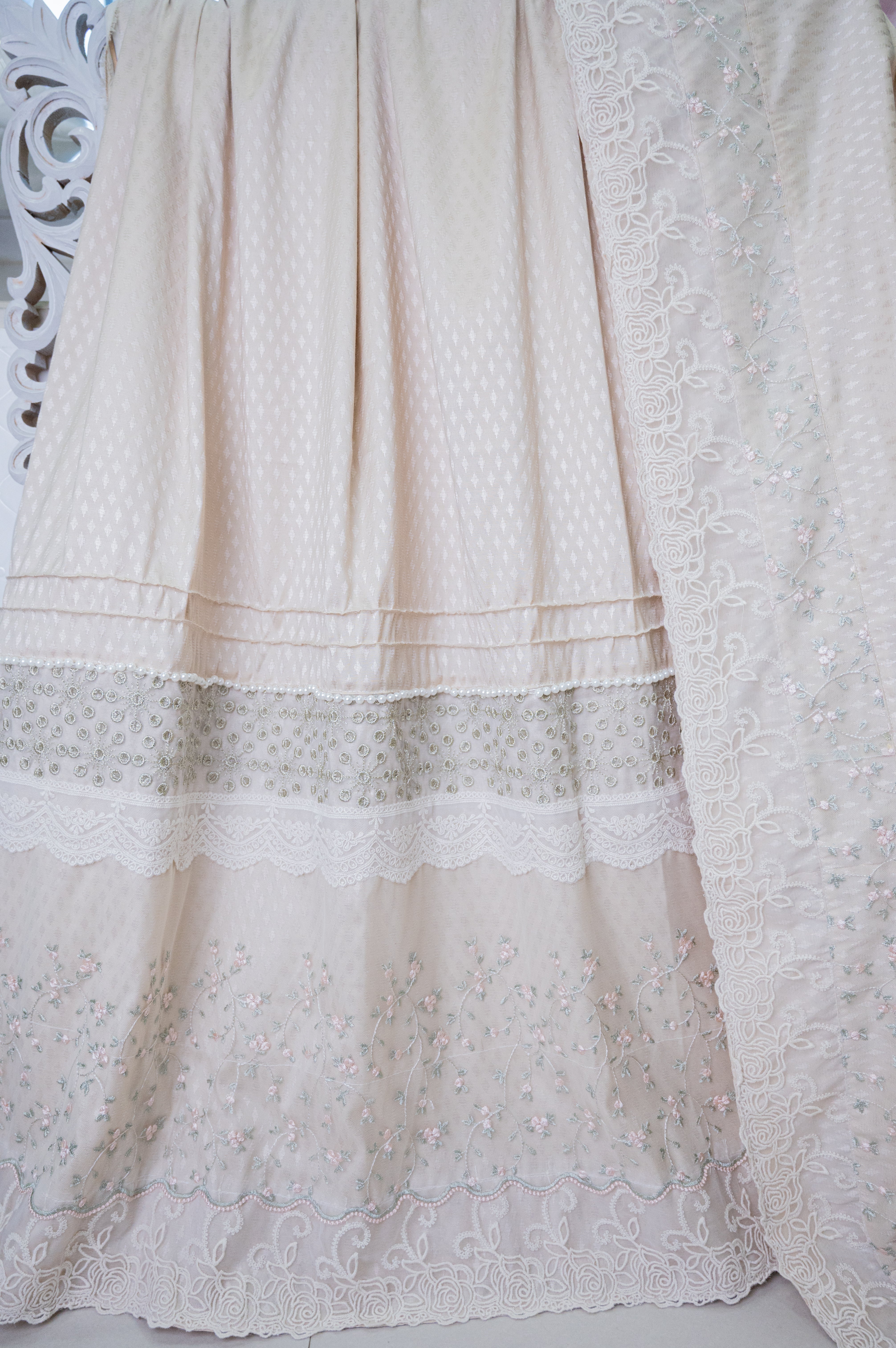 The Pearl & Vine Tapestry Rida